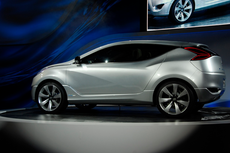 Illustration for article titled Hyundai Nuvis Concept: Hybrid Blue Drive Gives It Wings